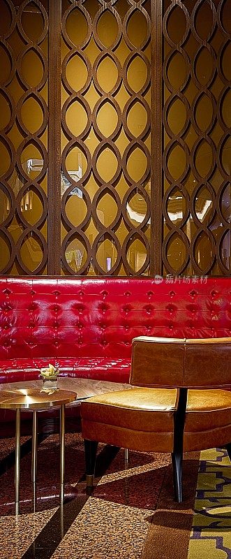 红色现代沙发，高木玻璃房间屏风，橙色皮椅和圆形青铜咖啡桌，地毯和大理石地板