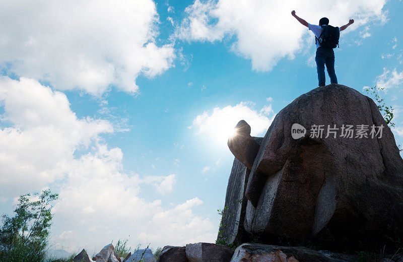 站在山顶的人，双臂张开