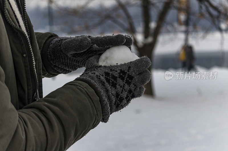 拿着雪球的人