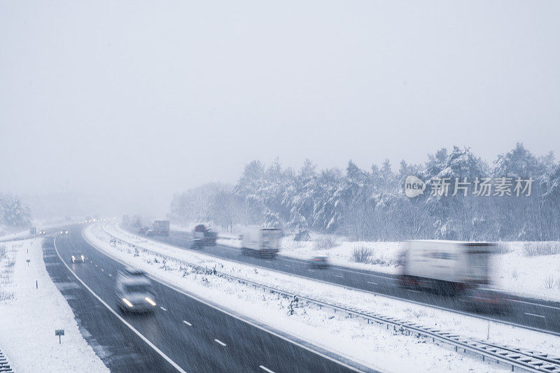 冬季暴风雪期间高速公路上的交通