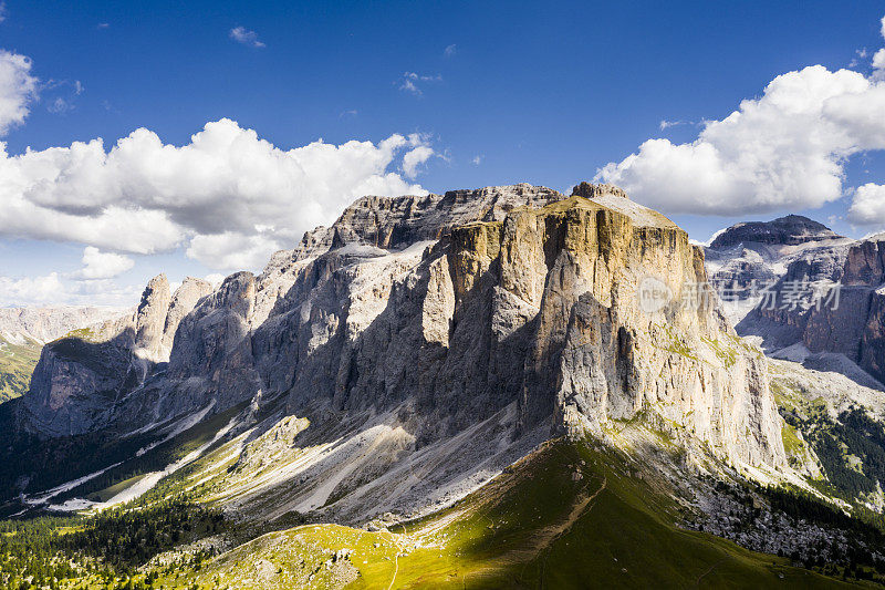 在Dolomites的Sassolungo鸟瞰图