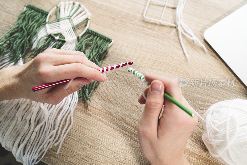 女人手拿钩针，学习一项新技能