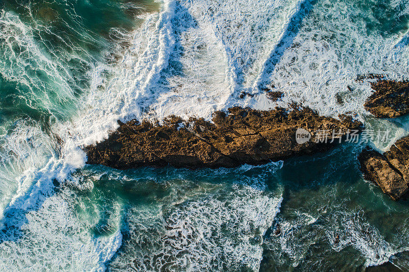 大海，海浪和岩石。