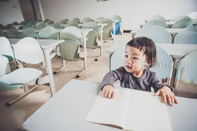 一个中国女孩在教室里学习