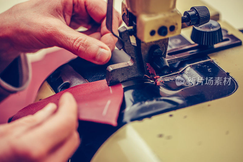 在制鞋工业中，有经验的鞋匠使用一种特殊的机器来稀释皮革