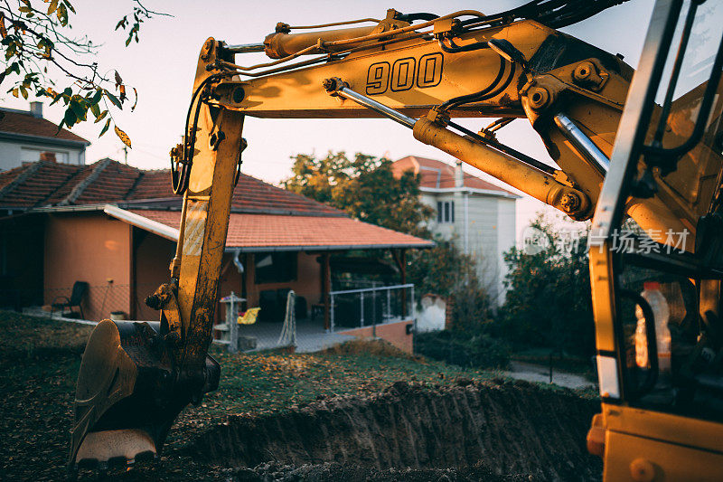 挖掘机正在院子里工作
