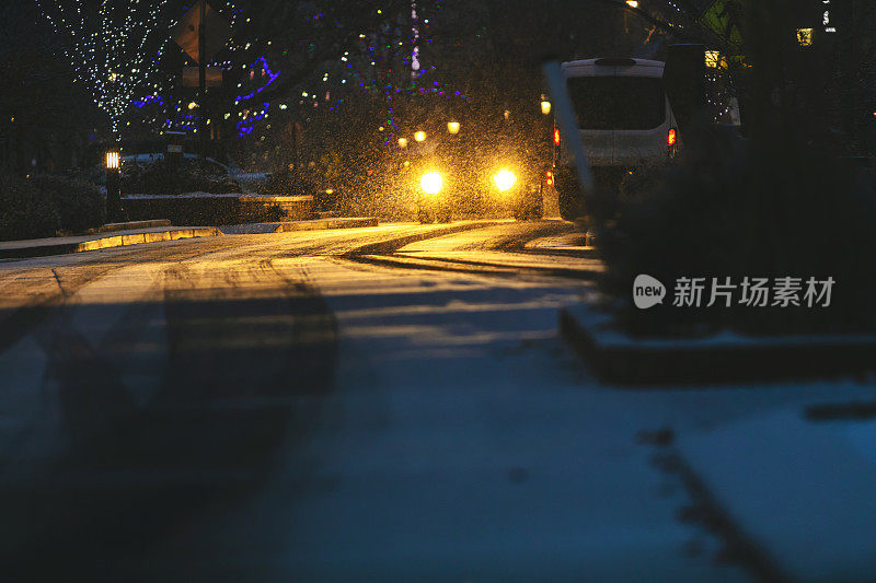 在冰雪潮湿的道路上驾驶美国西部冬季旅行系列