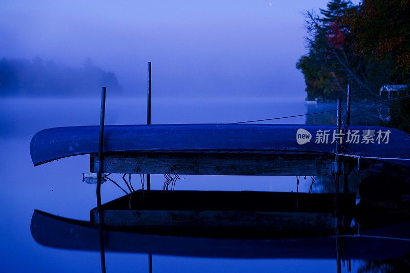 薄雾清晨的独木舟和码头