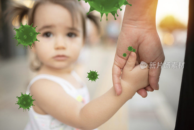 母亲和女儿手牵着手