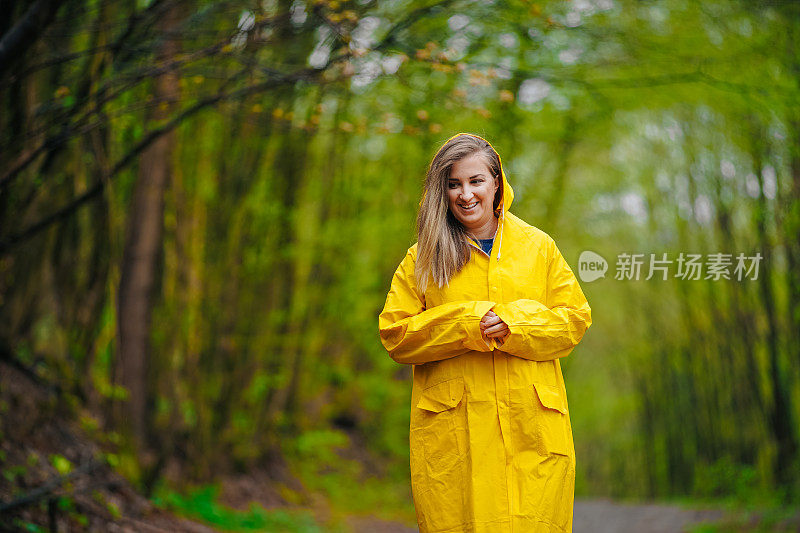 好玩的女人穿着雨衣玩