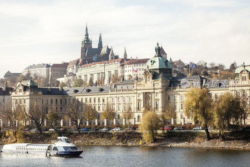 摩尔达瓦河畔的布拉格城堡