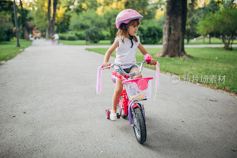 学骑自行车的女孩