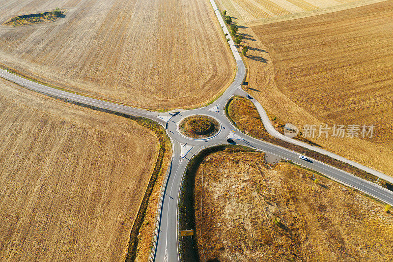 公路交叉口和乡村夏季鸟瞰图