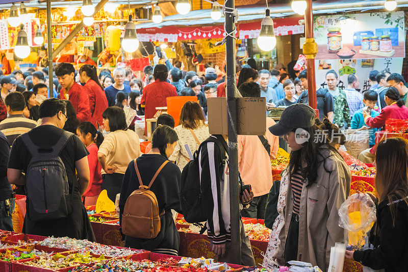 台湾台北市大道城迪化街的年货市场人头攒动
