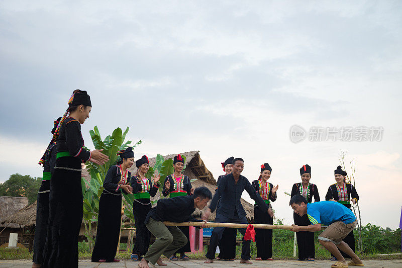 越南河内——2015年11月15日:在越南东模村，少数民族在表演传统的祈雨舞蹈