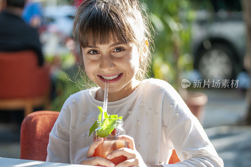 喝鸡尾酒的可爱女孩