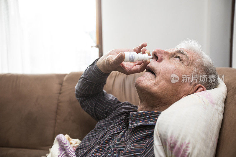 患有感冒或流感并使用鼻喷雾剂的老年人