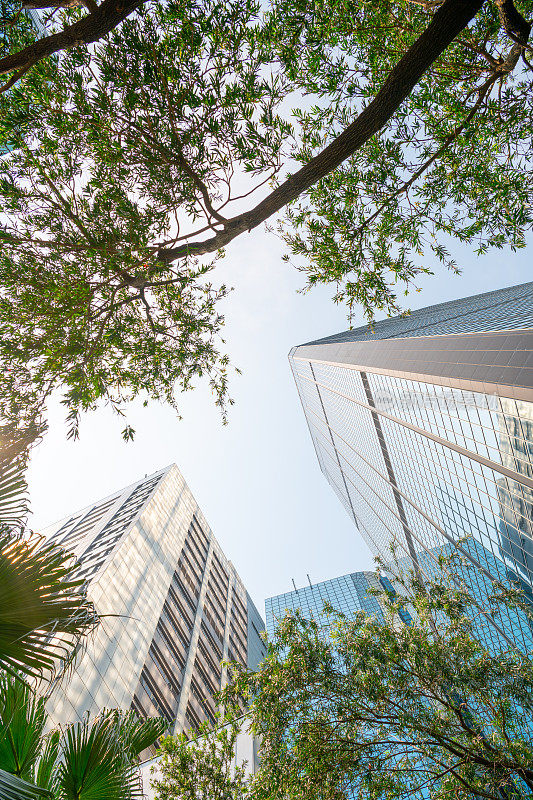 现代香港建筑，玻璃幕墙反射天空