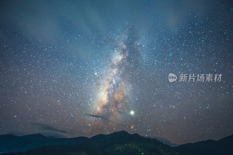 银河系与星星和空间美丽的景观绿色稻田准备在越南西北部的梯田日落山在木仓寨，颜白，越南