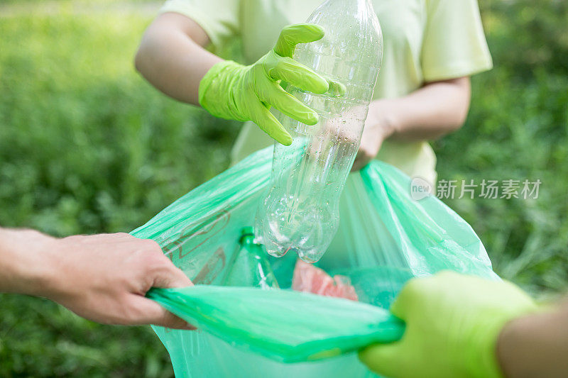 一群年轻人正在清理他们的社区。