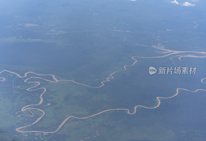 以强大的马来西亚婆罗洲河为背景