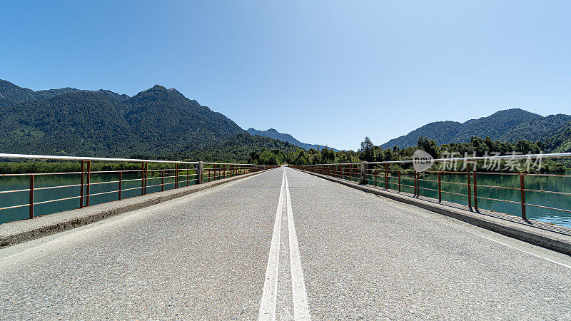 智利南部的Petrohue河上的桥