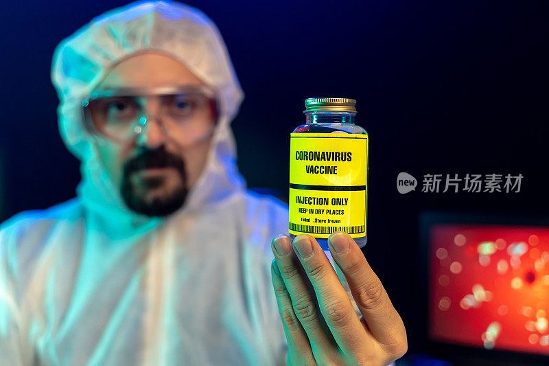 实验室科学家拿着冠状病毒疫苗瓶在实验室，特写