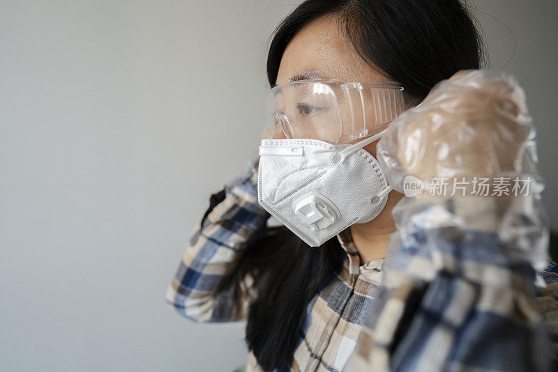 女孩戴口罩和护目镜以防止感染病毒
