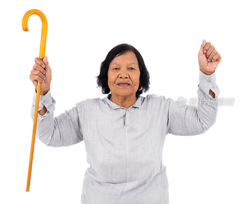一个快乐的老妇人拄着拐杖孤立在白色的背景上