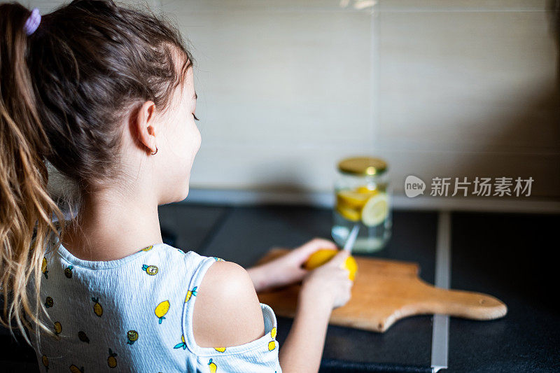 女孩在家切柠檬