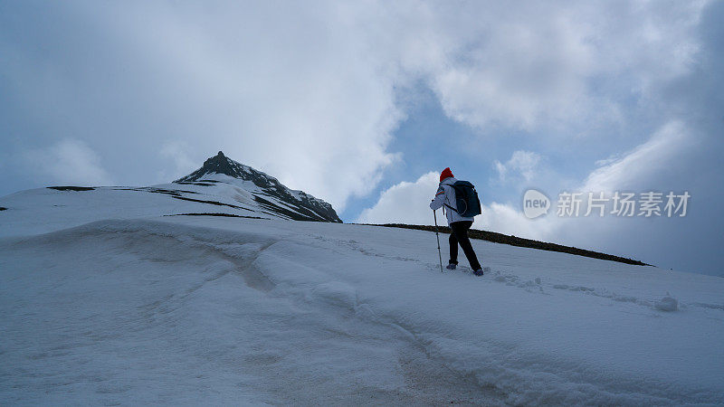 在斯匹次卑尔根山徒步旅行的人在伊斯峡湾斯匹次卑尔根山的景色