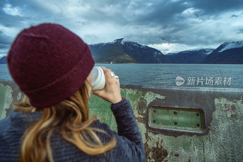女人在北方的冒险:在挪威的峡湾，在索格尼峡湾
