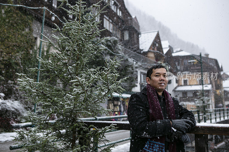 亚洲游客在哈尔斯塔特享受冬天的雪