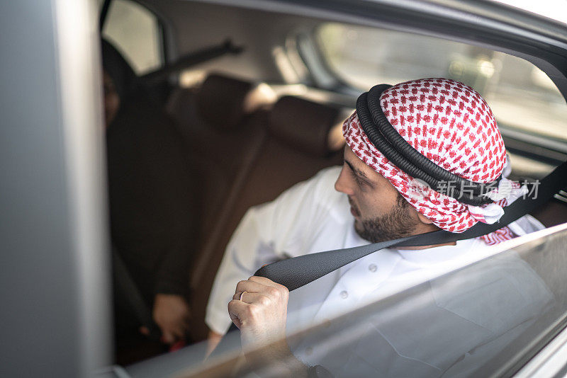 一名阿拉伯中东男子在车里系安全带