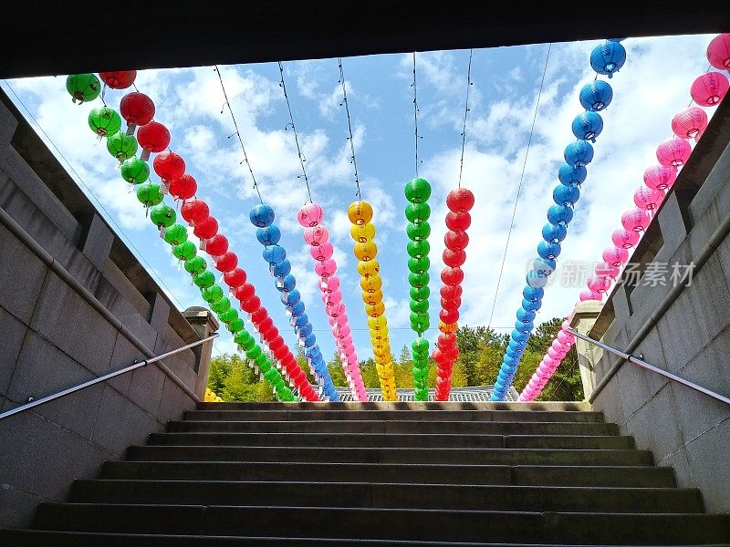 韩国佛教寺庙里有许多灯笼