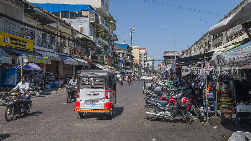 这是柬埔寨金边繁忙的街景。