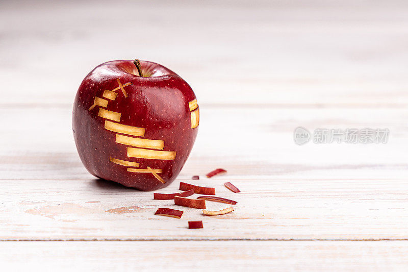 特写红苹果与精美的艺术雕刻叹息-创意股票照片