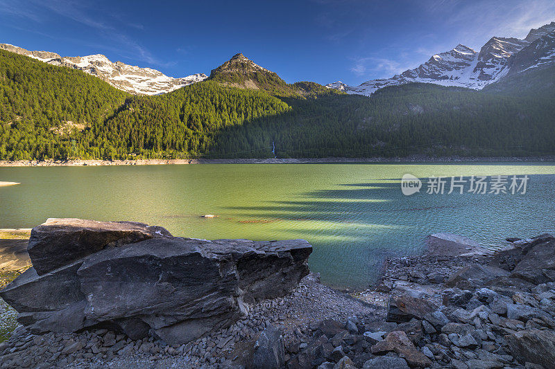 日落时分的Ceresole湖在阿尔卑斯风景-大天堂-意大利