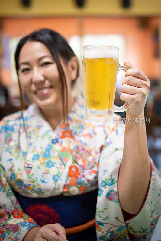 日本和服妇女与啤酒
