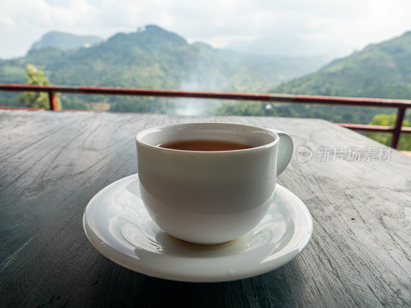 斯里兰卡茶园桌上的茶杯