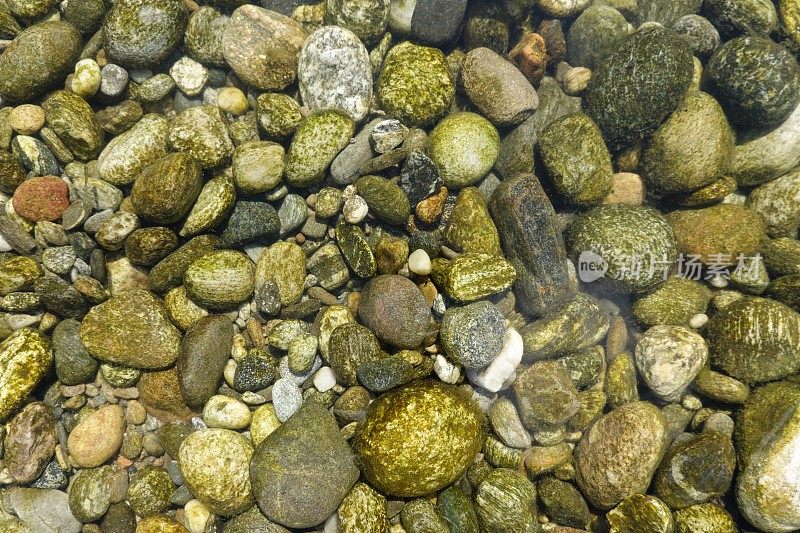 水背景中的石头