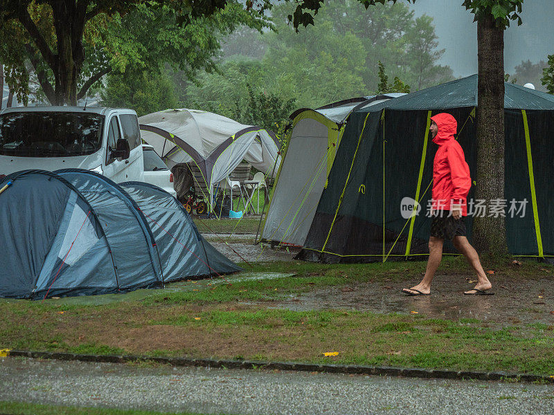 一名男子在露营时遭遇暴风雨