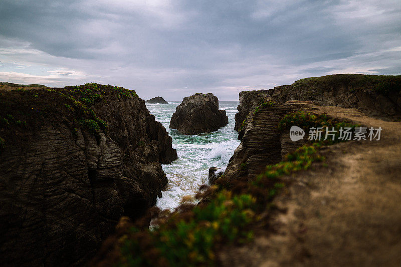 神奇的大岩石和海浪。戏剧性的一幕。景观的观点