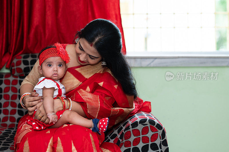 印度母亲抱着新生婴儿