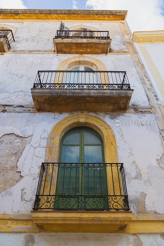 古老的传统窗户细节建筑在西班牙伊比沙岛