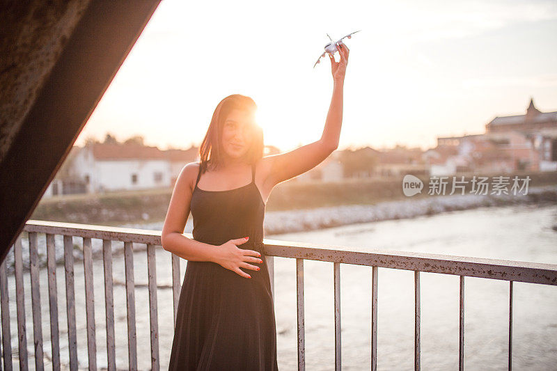 年轻漂亮的女人拿着飞机模型