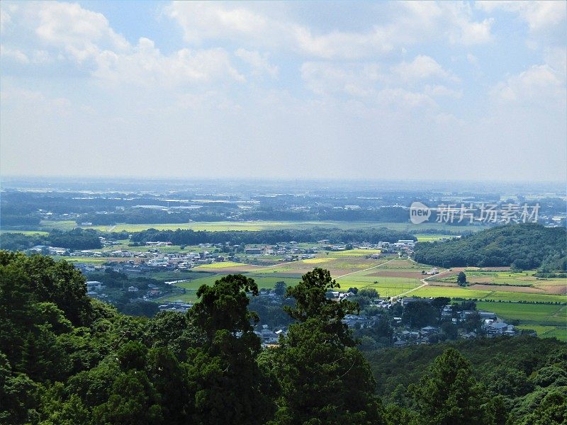 日本。8月。大自然的窗口。茨城县筑波高地的一个小山的全景。