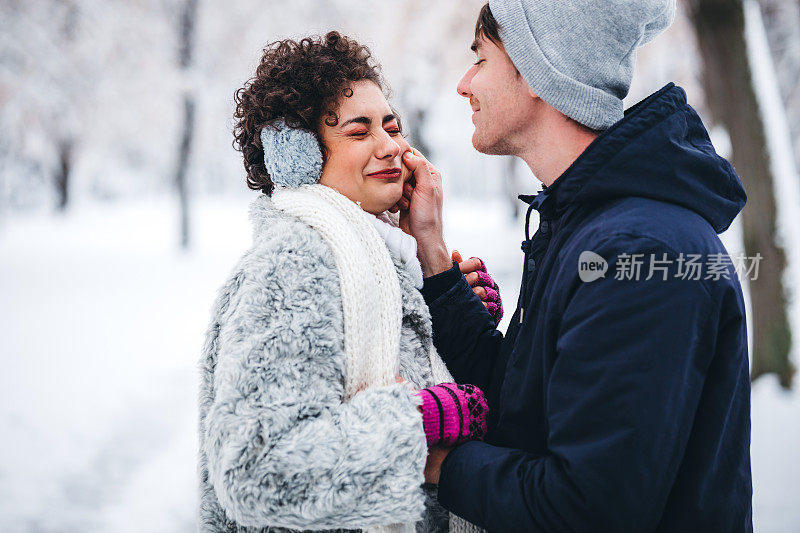 雪中的年轻夫妇