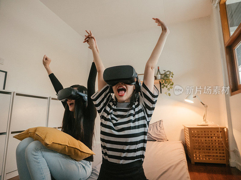 年轻的朋友在家里一起使用VR。