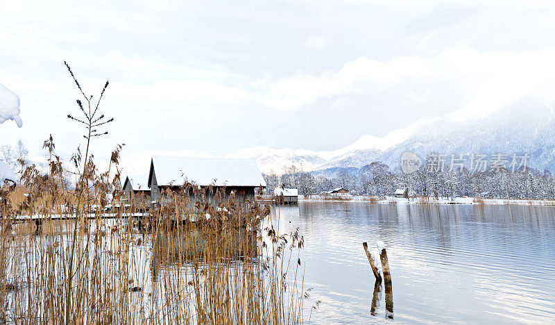 山中湖，旧船坞和雪山为背景